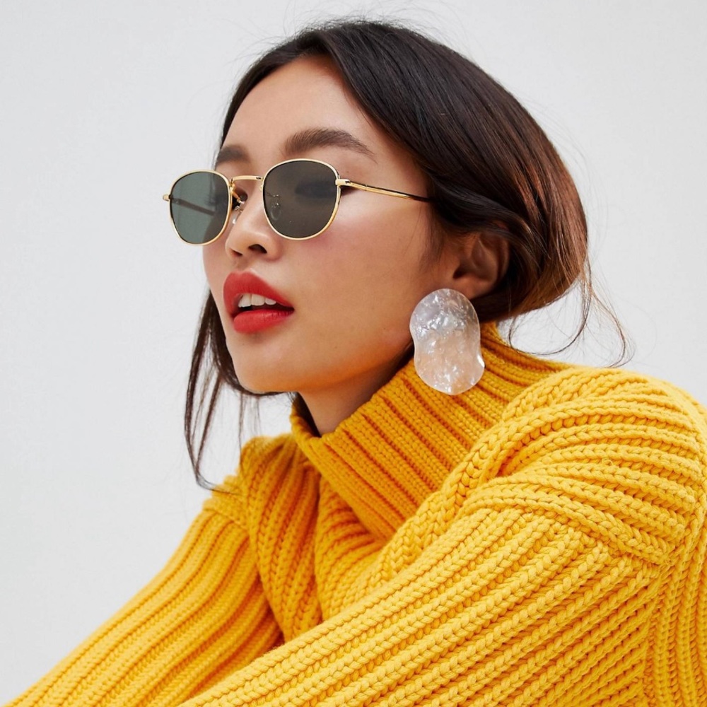 Oval metal sunglasses with polarized lenses